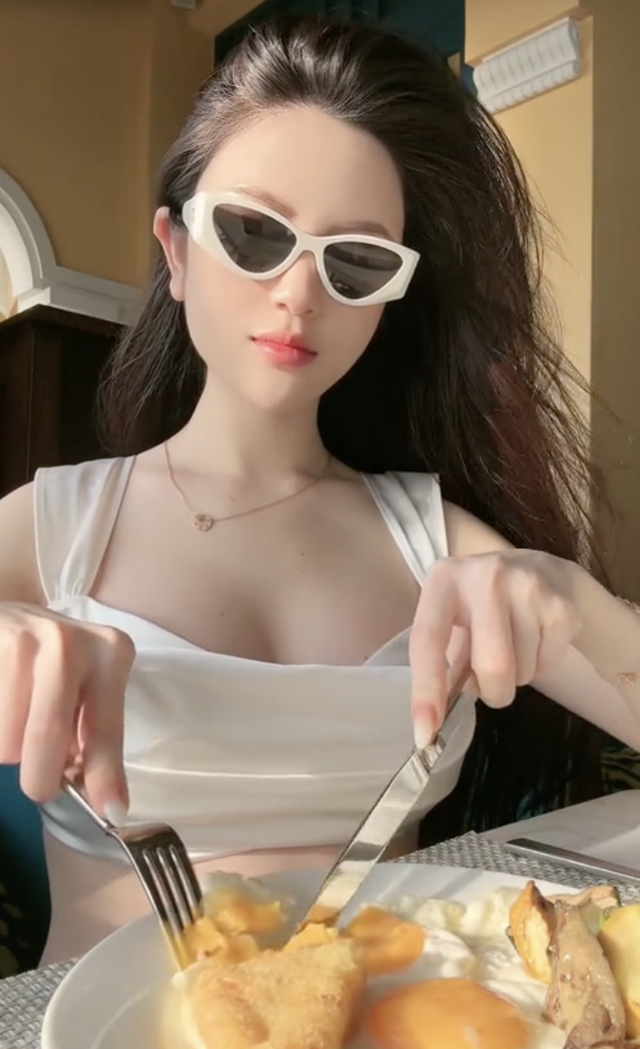 Chu Thanh Huyền liên tục phát 