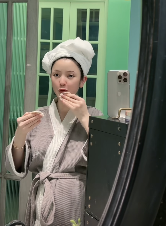 Ngắm mẹ bầu khoe dáng vui tươi phơi phới ai mà chẳng thích. Nhiều người còn để lại lời khen Chu Thanh Huyền có bầu, vóc dáng thay đổi, thấy lộ bụng rõ nhưng visual vẫn không suy chuyển, thậm chí còn nhuận sắc hơn.