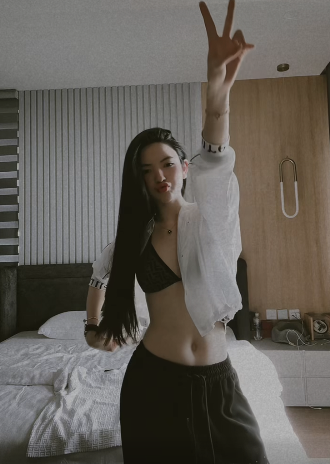 Vòng eo từng rất đỉnh của Chu Thanh Huyền.