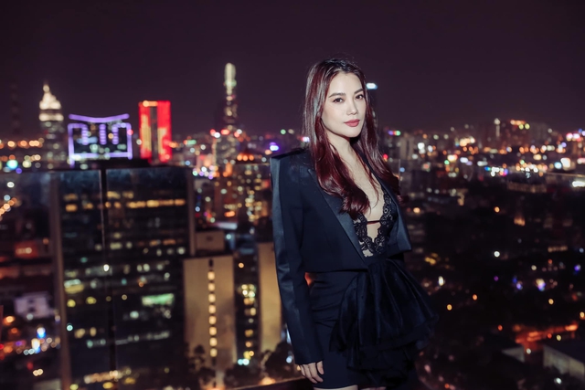 Trương Ngọc Ánh sinh năm 1976 tại Hà Nội. Cô từng là ngôi sao hàng đầu của điện ảnh Việt và thời trang Việt. Không chỉ sở hữu nhan sắc xinh đẹp, nữ diễn viên còn là nghệ sĩ tài năng.