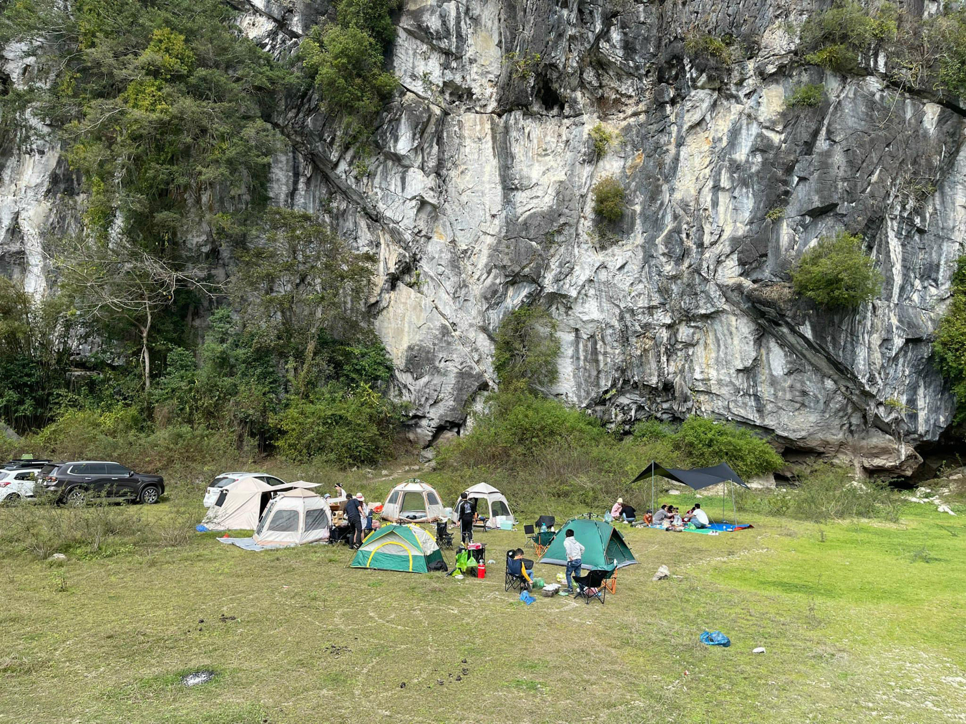 Nhiều gia đình, hội nhóm và các bạn trẻ chọn thung lũng Liên Minh làm địa điểm cắm trại, dã ngoại mỗi dịp cuối tuần (Ảnh: Hội Cắm trại - Camping Hải Phòng)