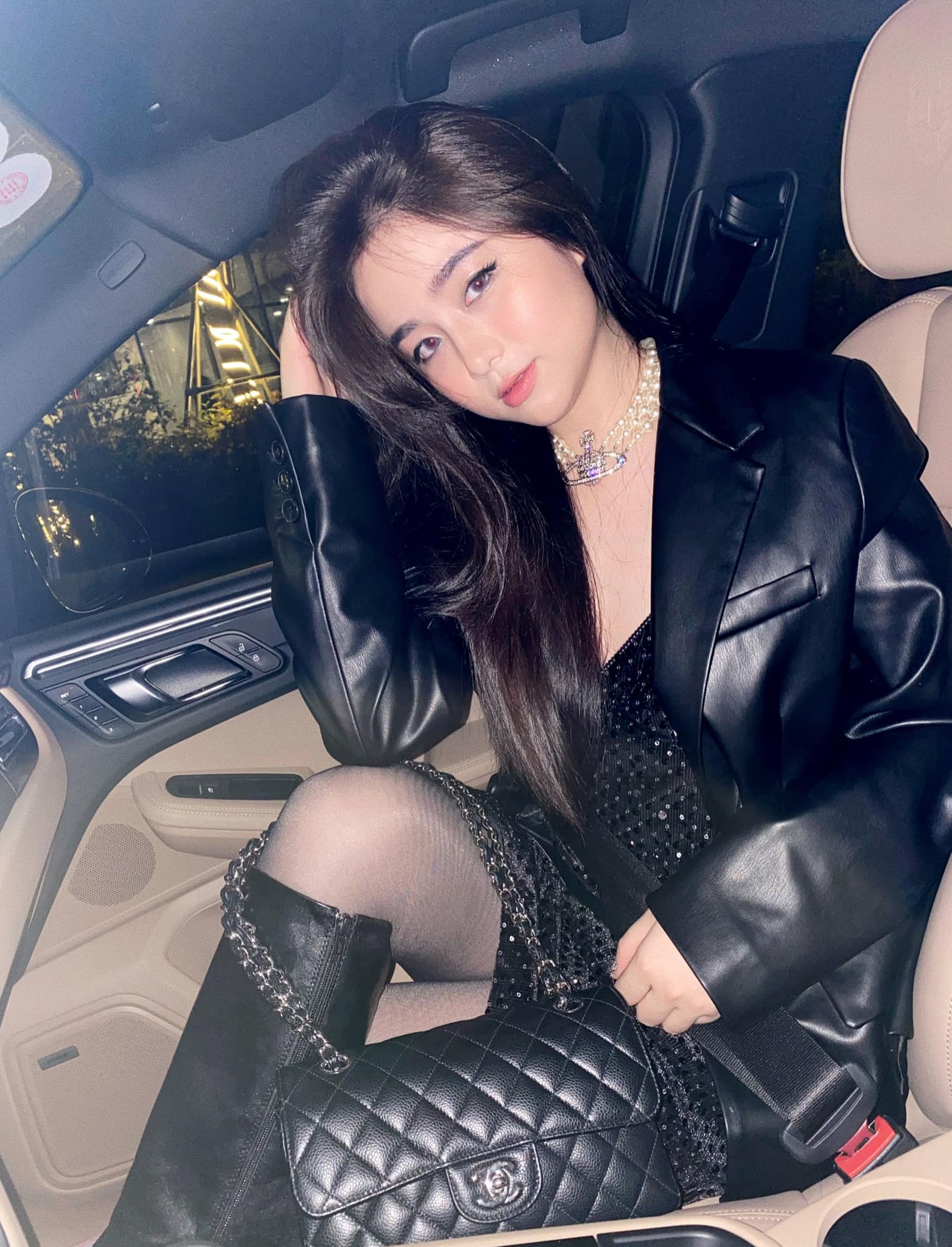 Những khi hẹn riêng với chồng, cô nàng cũng phong cách ăn vận trưởng thành, sexy hơn