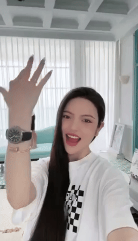 Quang Hải làm đủ trò khi đi với vợ