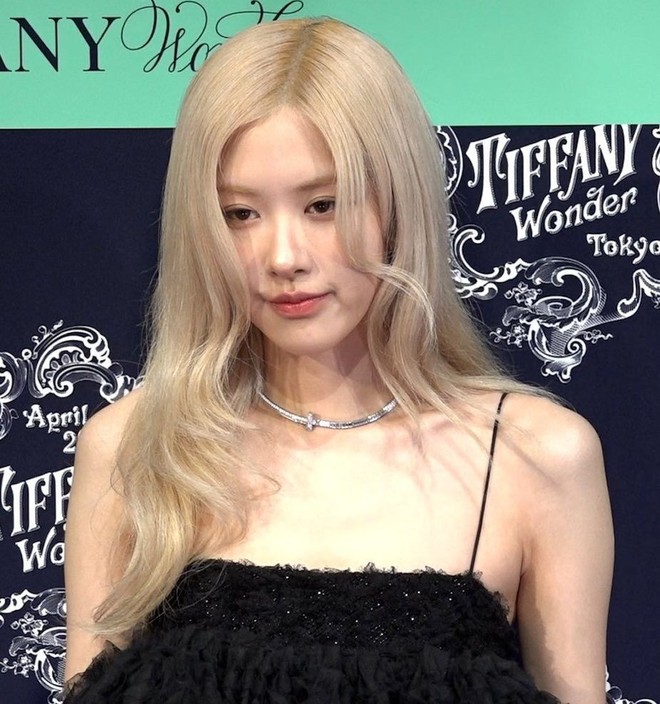 Cư dân mạng chia thành hai phe: người tin Rosé đã cắt mí mắt, số khác cho rằng do trang điểm.