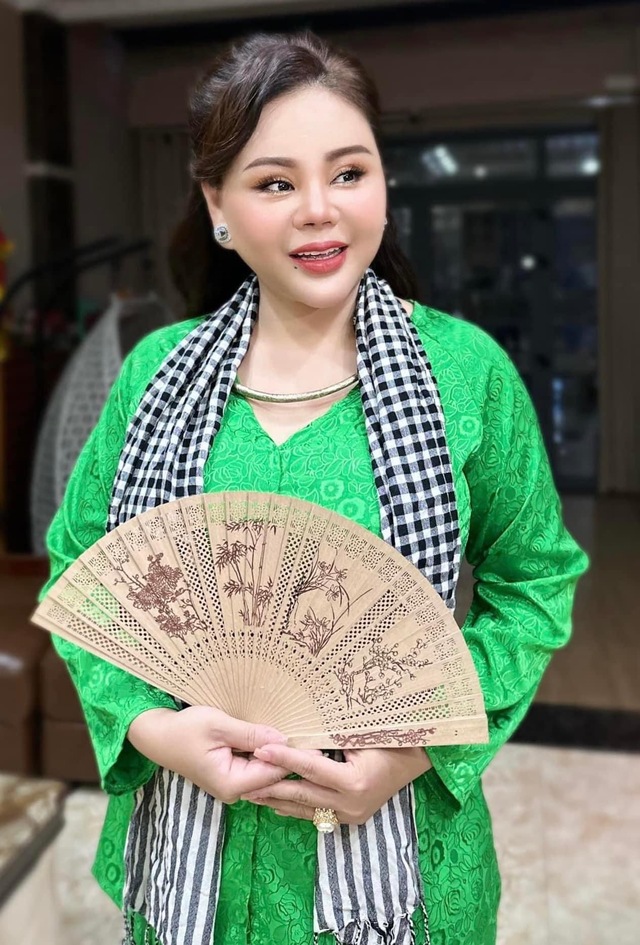 Sau khi cuộc hôn nhân thứ hai đổ vỡ, Lê Giang trở về Việt Nam hoạt động nghệ thuật từ cuối năm 2015