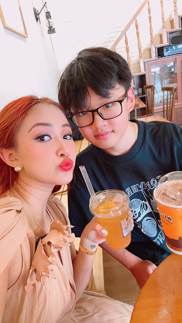 Vân Hugo và con trai.