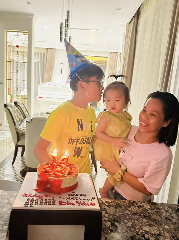 MC Vân Hugo khoe ảnh 2 con đáng yêu.