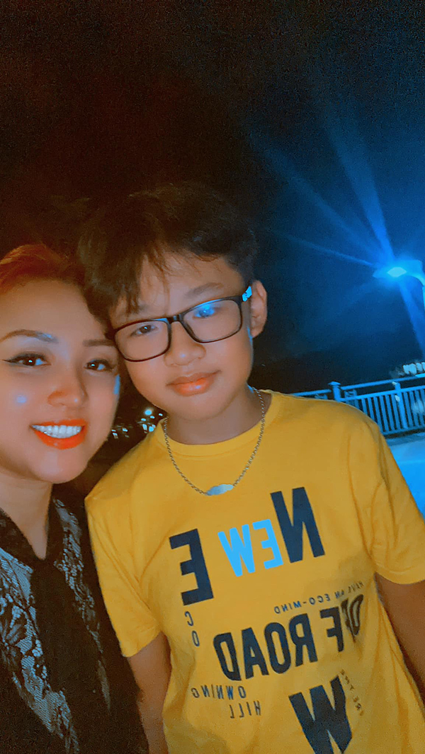 Nữ MC luôn theo sát mọi hoạt động của con.