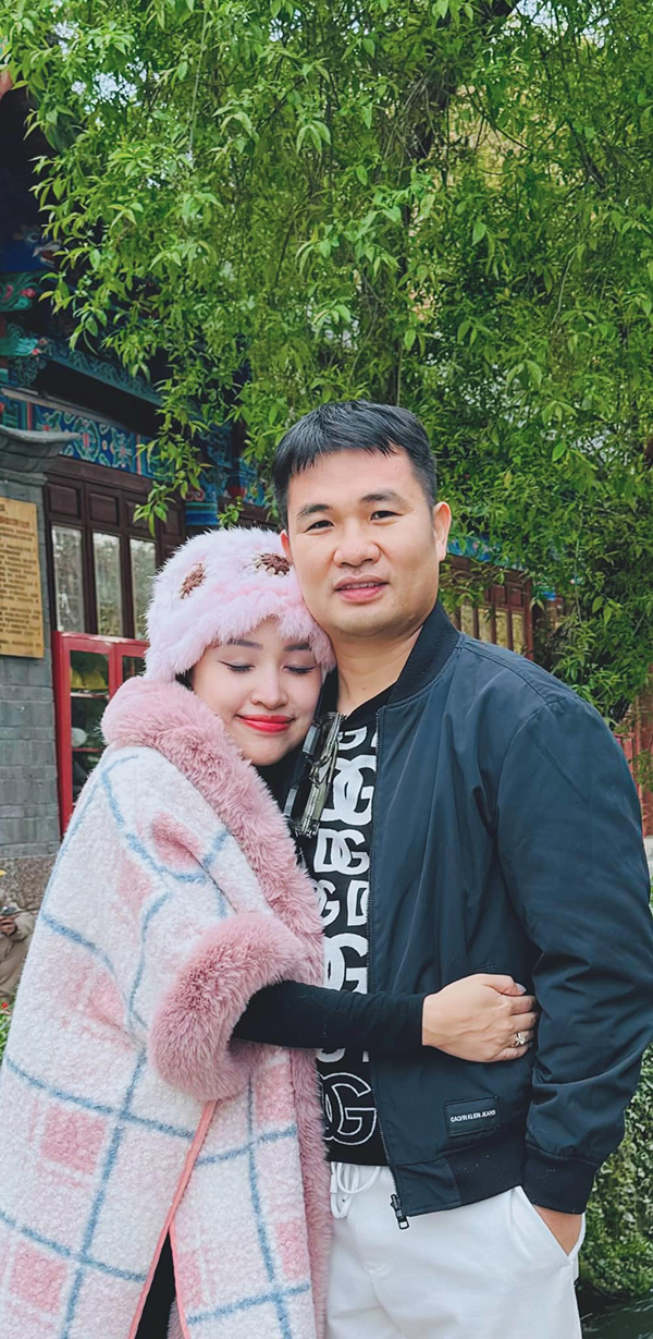 Vân Hugo đang hạnh phúc bên chồng.