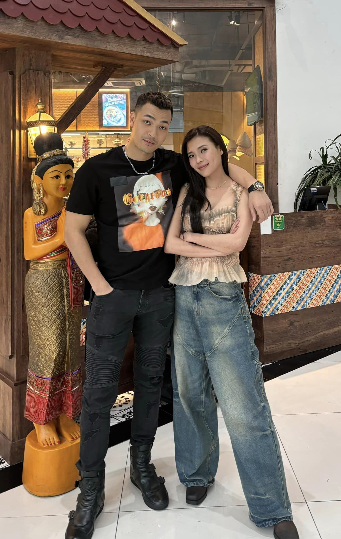 Thúy Diễm và Tuấn Việt ở hậu trường phim. Nữ diễn viên cho biết sau này Mỹ Đình và Nam có khá nhiều cảnh nóng khi hai nhân vật phát triển tình cảm sâu hơn. 