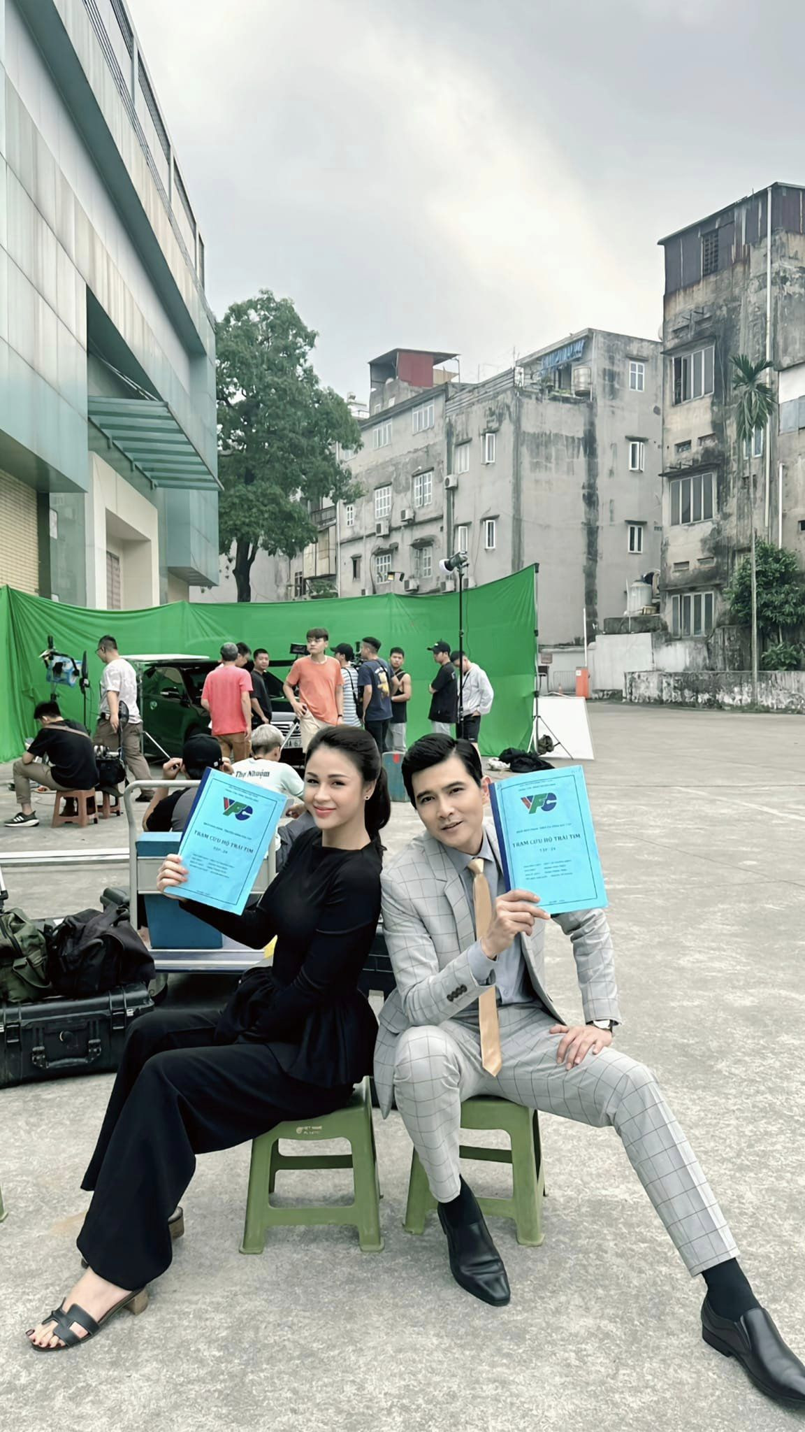 Lương Thu Trang và Quang Sự ở hậu trường. Cả hai diễn viên cười tươi dù biết trước vai diễn của mình sẽ bị khán giả ném đá dữ dội. 