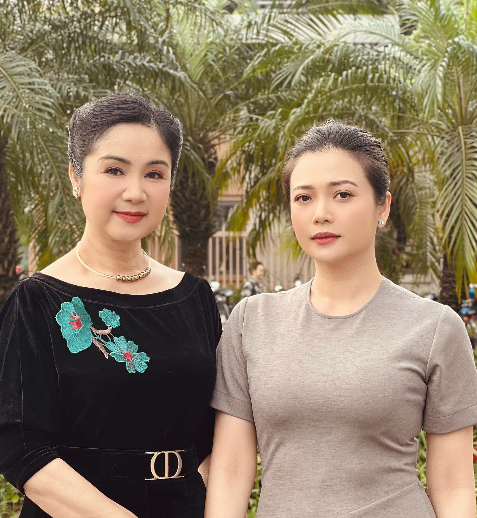 NSND Thu Hà hội ngộ NSƯT Kiều Anh ở hậu trường một cảnh quay. Hai người vào vai bà Hạ Lan khi còn trẻ và hiện tại. 