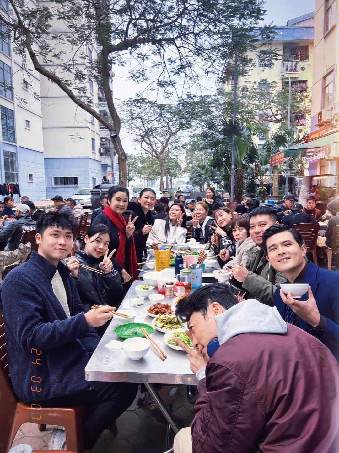 Đoàn phim vui vẻ ăn cơm trưa ở gần bối cảnh quay là một khu chung cư đông đúc. 
