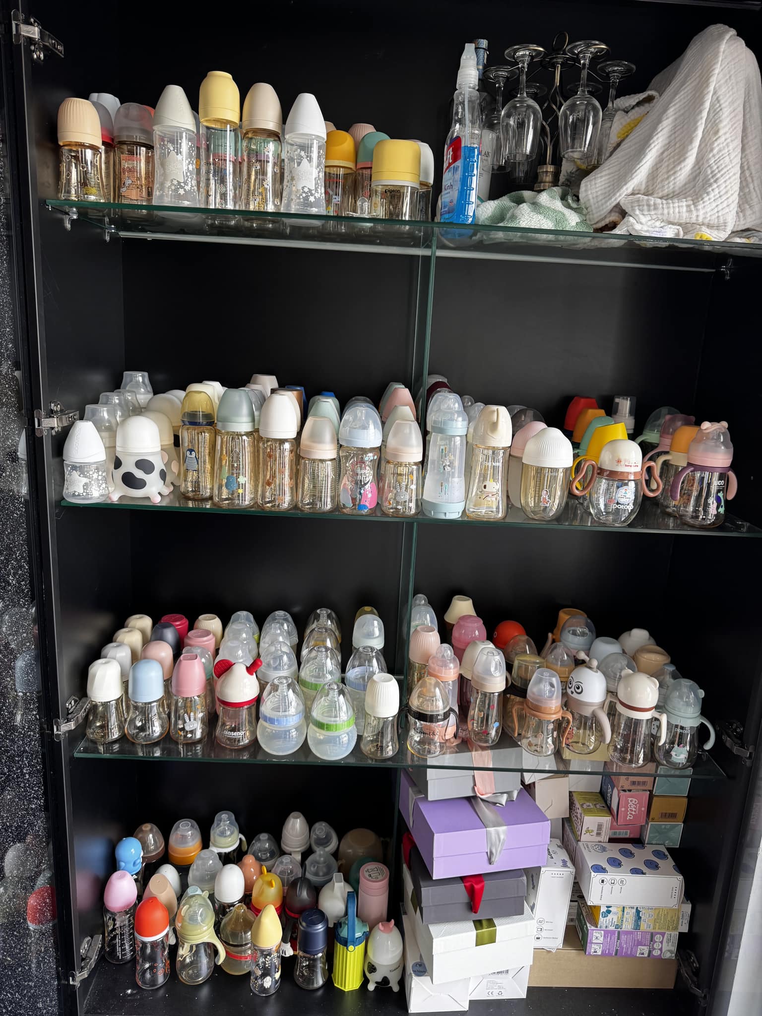 Số lượng bình sữa nhìn là hoa mắt.