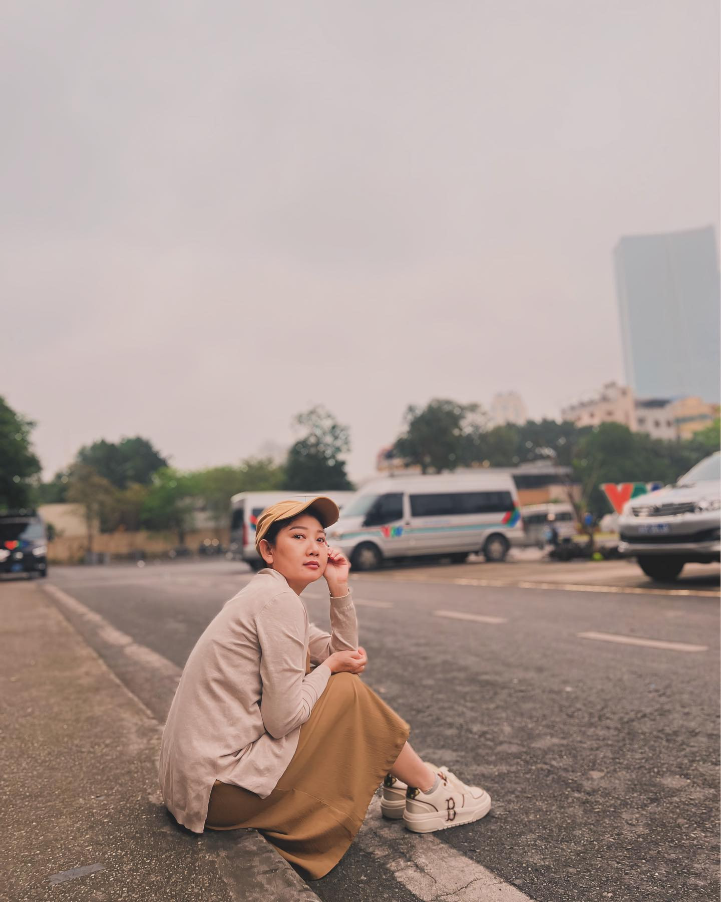 NSND Mỹ Uyên chia sẻ ảnh ngồi chờ ở sân VTV khi chuẩn bị lên đường đi quay cảnh mới của 'Trạm cứu hộ trái tim' vào sáng 10/4. Phim hiện vẫn đang bấm máy.