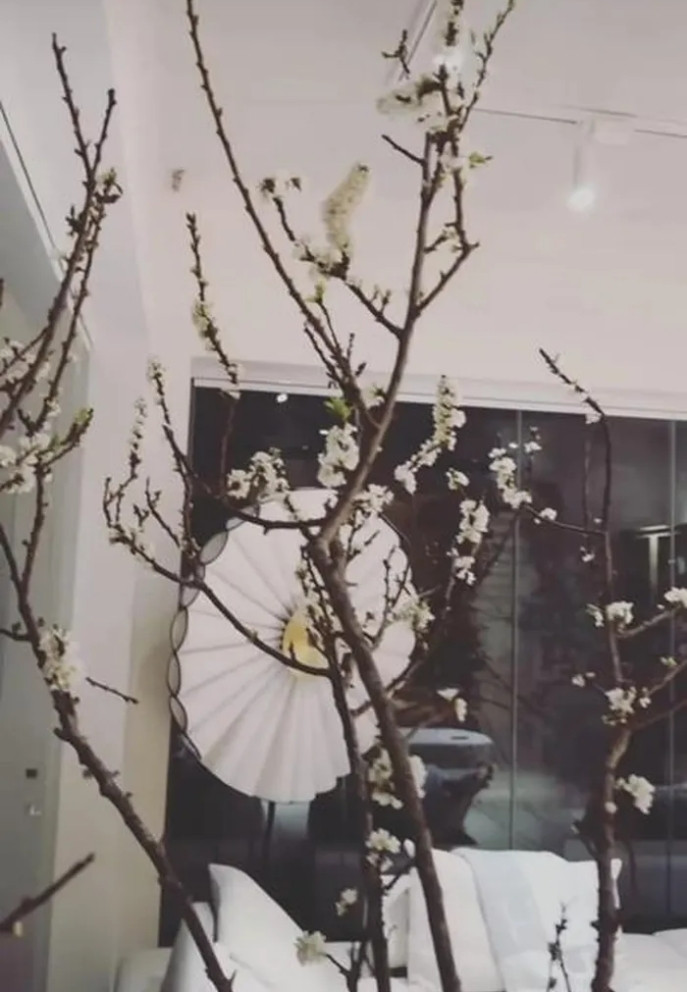 Với gu thẩm mỹ tinh tế, Hà Hồ tự tay cắm hoa, tạo sức sống cho ngôi nhà...
