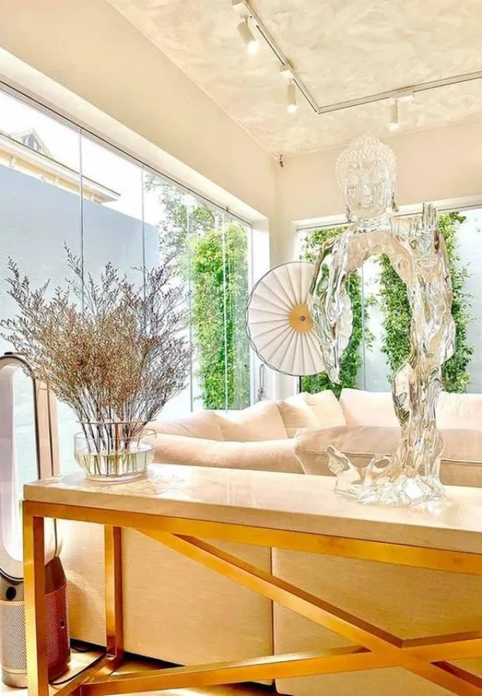 Ca sĩ khéo léo chọn nội thất có thiết kế trong suốt, tạo cảm giác không gian mở vừa là điểm nhấn về độ sang trọng.