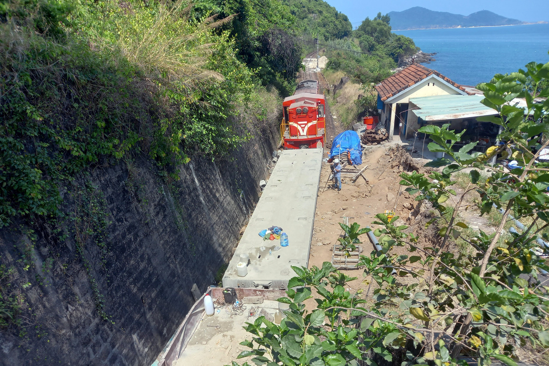 Hầm Bãi Gió được đưa vào hoạt động hàng chục năm nay. Ảnh: Phong Điền. 