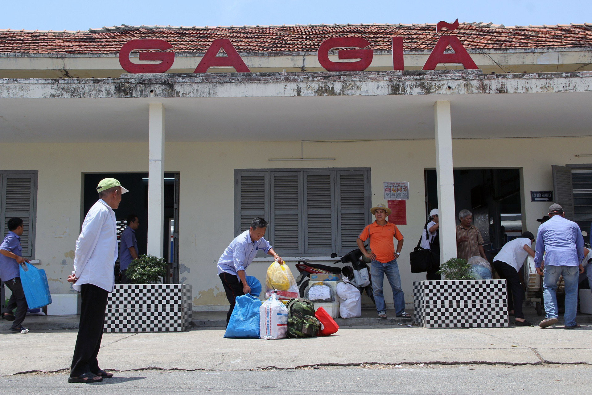 Các tàu dừng lại tại ga Giã ở tỉnh Khánh Hòa, rồi trung chuyển sang ga Tuy Hòa (Phú Yên) tiếp tục hành trình. Ảnh: Phong Điền. 