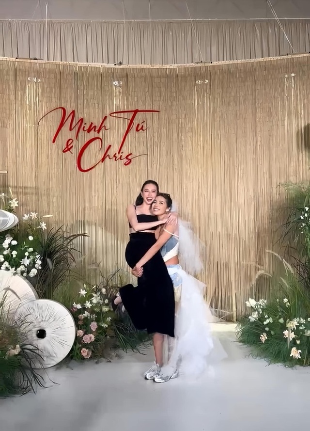 Minh Tú còn gây chú ý khi lựa chọn đi giày thể thao trong bữa tiệc quẩy tưng bừng cùng dàn sao