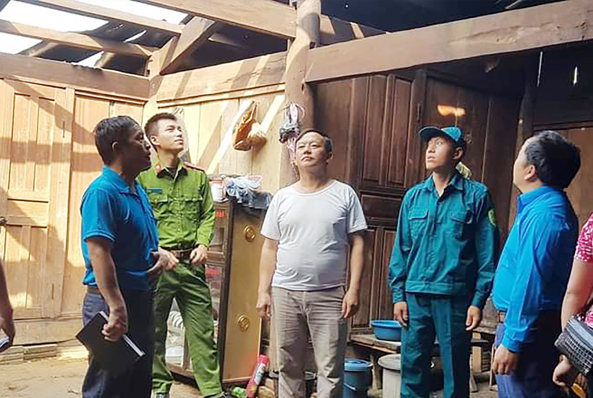 Chính quyền địa phương đang đi kiểm tra sau trận mưa kèm lốc xoáy. Ảnh: CTV