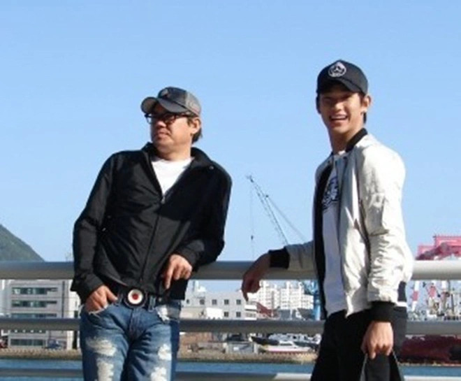 1 số hình ảnh của 2 bố con Kim Soo Hyun được chụp sau khi tài tử Vì Sao Đưa Anh Tới ra mắt làng giải trí