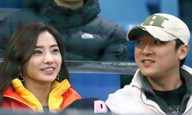 Màn lộ diện hiếm hoi của Han Chae Young sau thời gian dài vắng bóng khỏi showbiz đã nhận được sự quan tâm lớn từ khán giả. Trước ống kính, người đẹp bất ngờ hé lộ chuyện chưa từng kể về cuộc hôn nhân với đại gia Choi Dong Joon