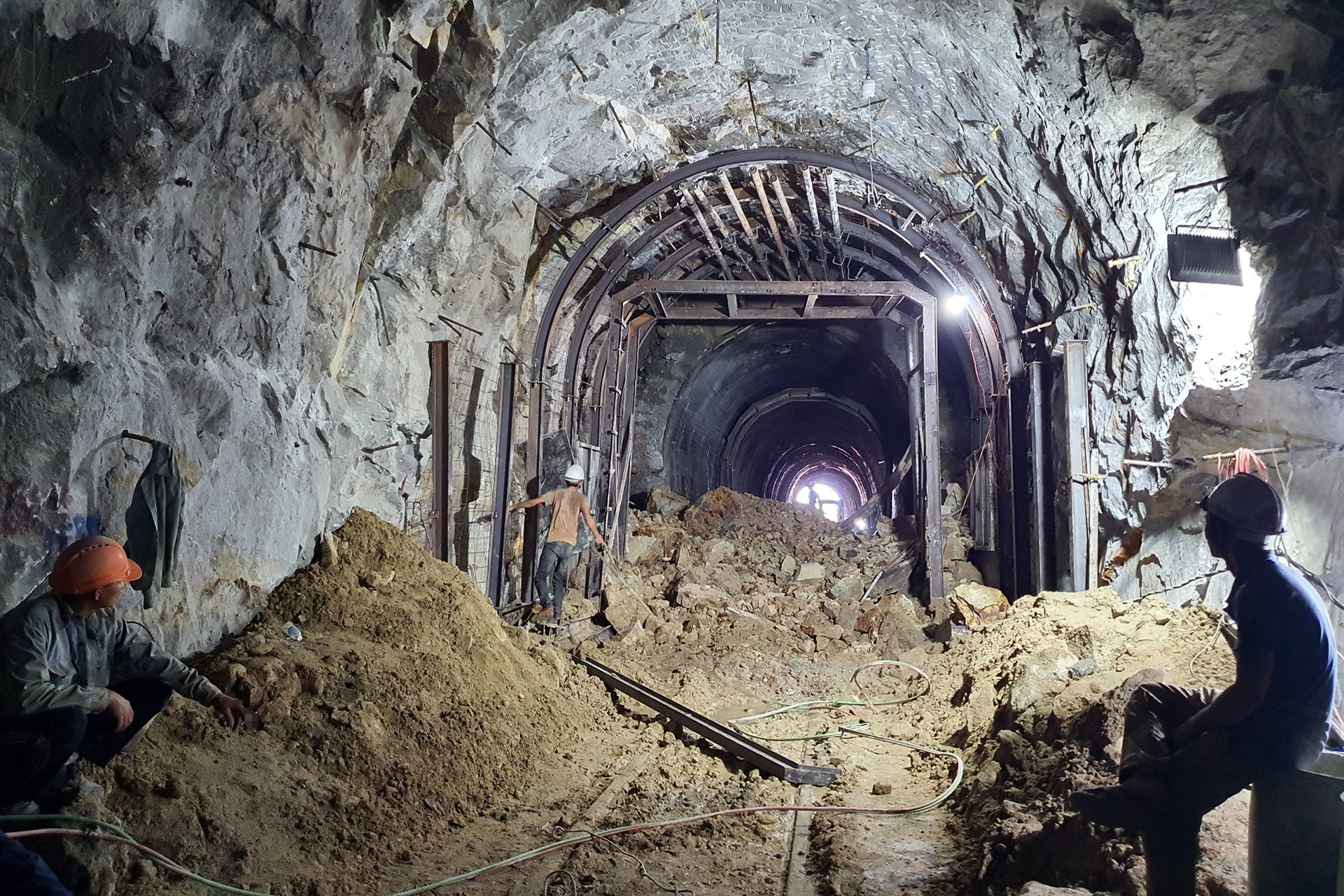 Nhiều khối đất đá đổ tràn xuống đường ray trong hầm Bãi Gió nằm ở phía Bắc tỉnh Khánh Hòa. Ảnh: Phong Điền. 