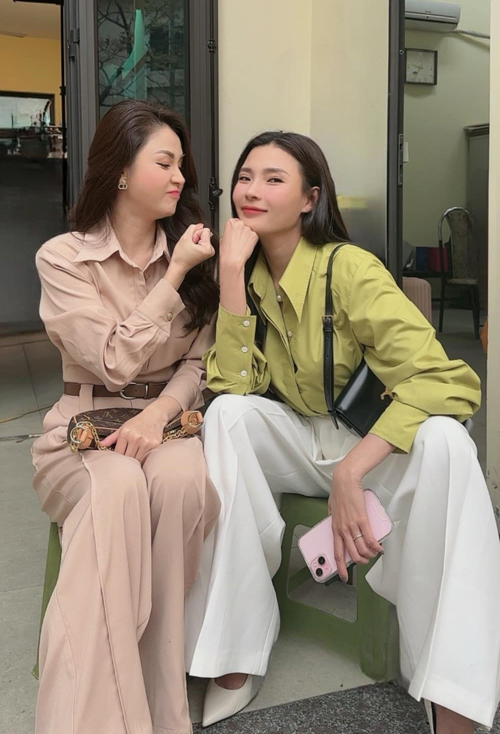 Ghét nhau trên phim nhưng ở hậu trường Mỹ Đình (Thúy Diễm) và An Nhiên (Lương Thu Trang) khác hẳn.