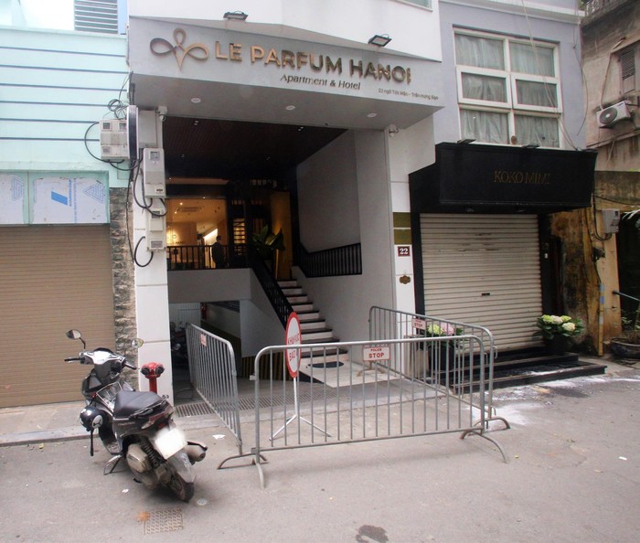 Toà nhà đang được sửa