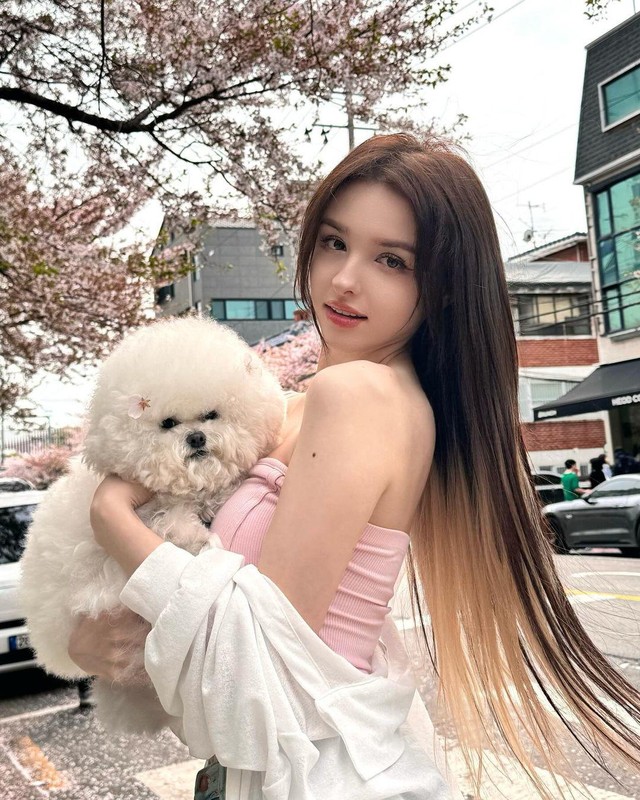 Thời gian qua, gái xinh lai Nga - Uzbekistan đắt show làm mẫu ảnh, thời trang, đồng thời quảng cáo cho nhiều thương hiệu mỹ phẩm lớn tại Hàn Quốc.