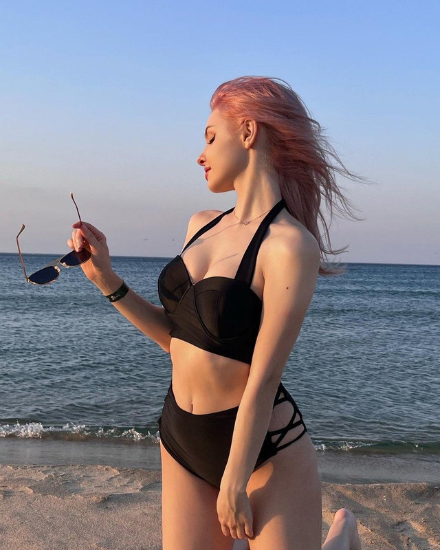 Ngoài vai trò mẫu ảnh, Karimova Elina cũng có niềm đam mê ca hát, diễn xuất. Đồng thời, người đẹp còn có khả năng giao tiếp lưu loát bằng tiếng Nga, Nhật, Anh.