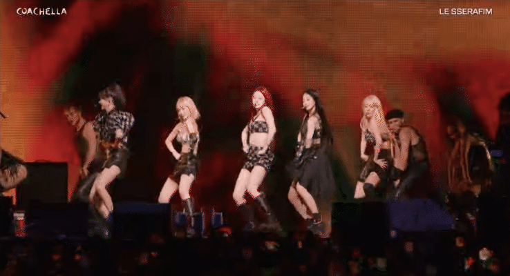 Nhóm vừa hát vừa nhảy