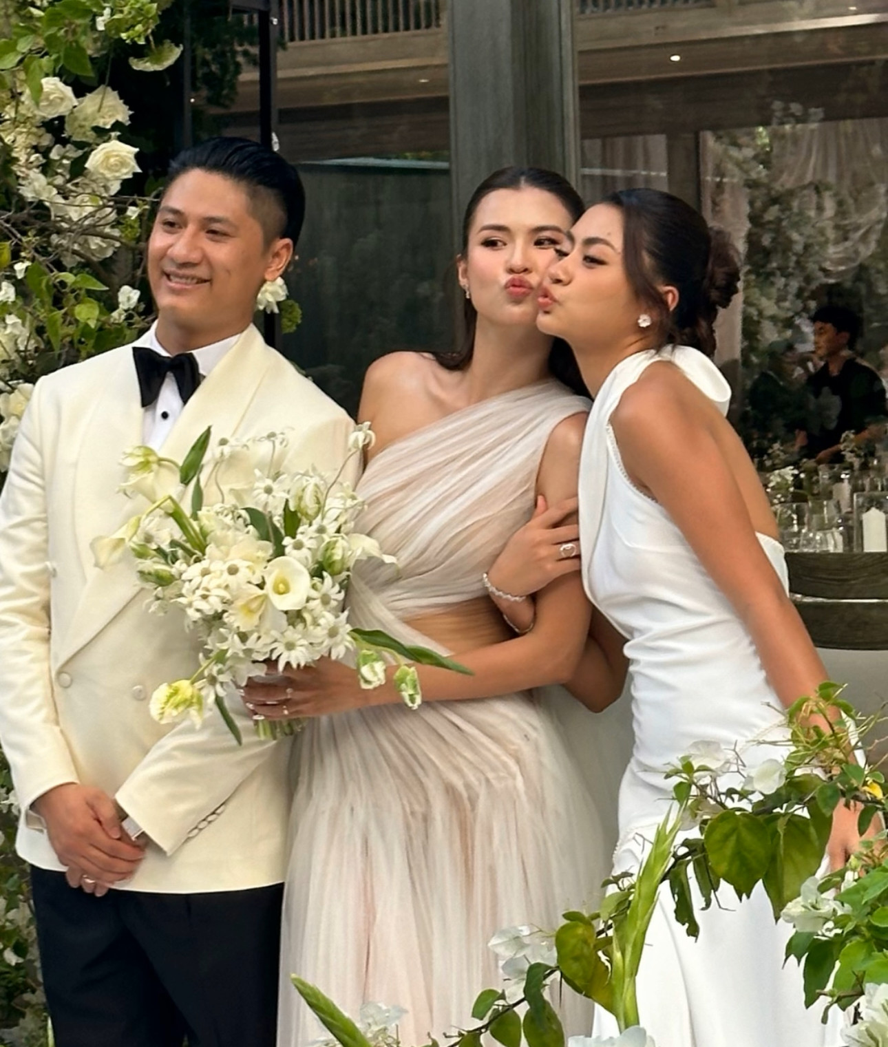 Cô dâu Cao Thiên Trang tươi tắn, rạng rỡ xuất hiện bên chú rể. Hoa hậu Bùi Thị Xuân Hạnh diện đầm trắng thanh lịch đến chúc phúc cho cặp đôi.