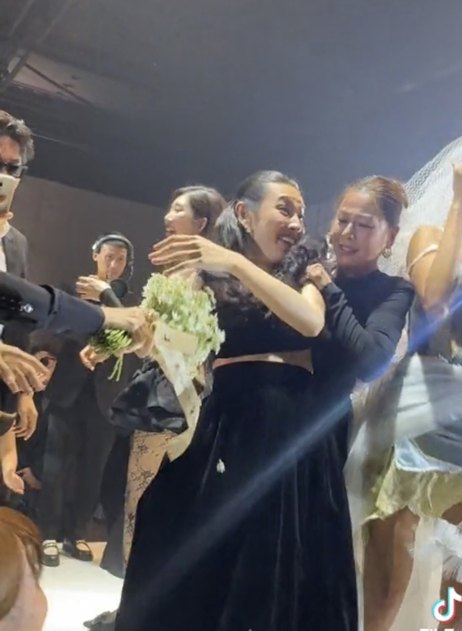 Hoa hậu Thuỳ Tiên giật mình khi bị Nam Thư giật vai từ phía sau khi vừa bắt được hoa cưới