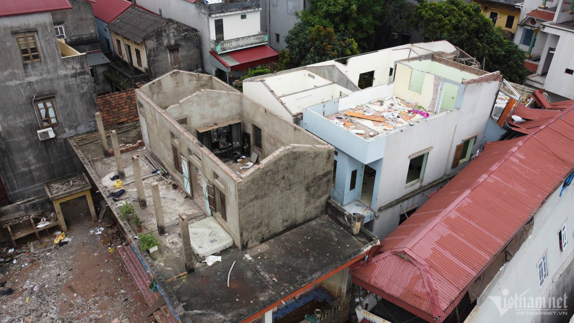 Mái nhà và nhiều tài sản của người dân được đưa ra ngoài trước khi tháo dỡ.