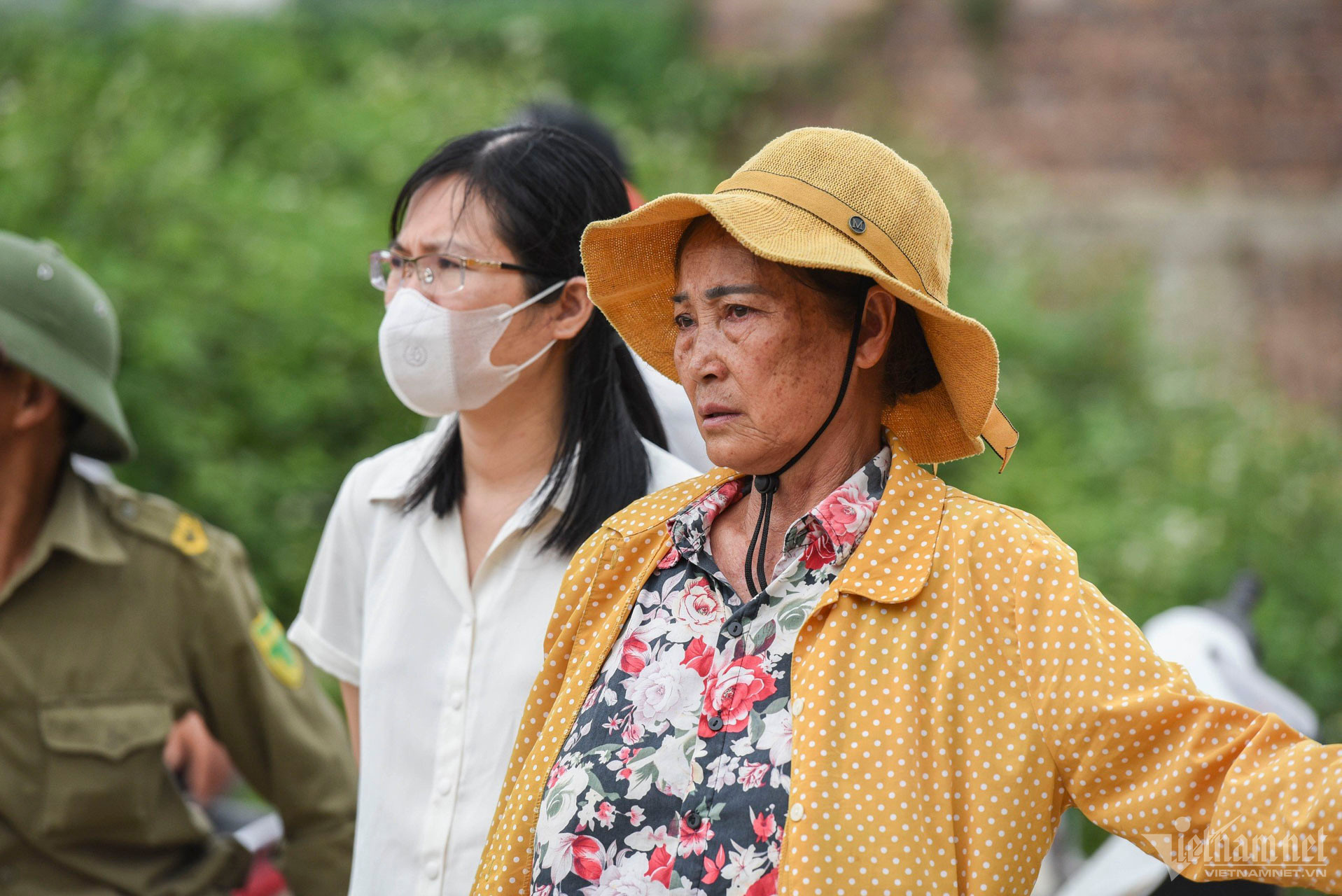 Bà Thao thất thần nhìn ngôi nhà của mình đang được tháo dỡ.