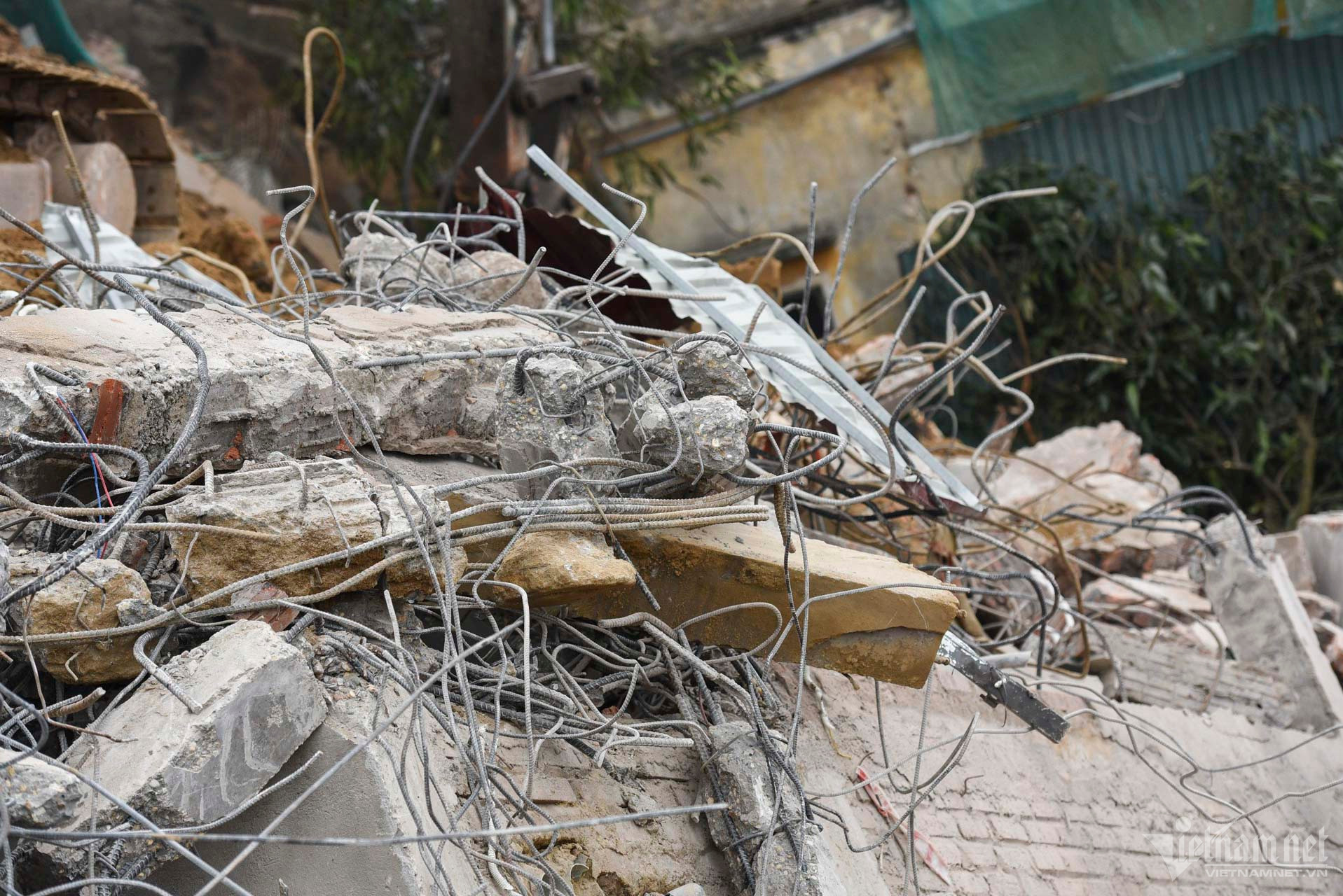 10 căn nhà sụt lún ven sông Cầu đang được tháo dỡ.