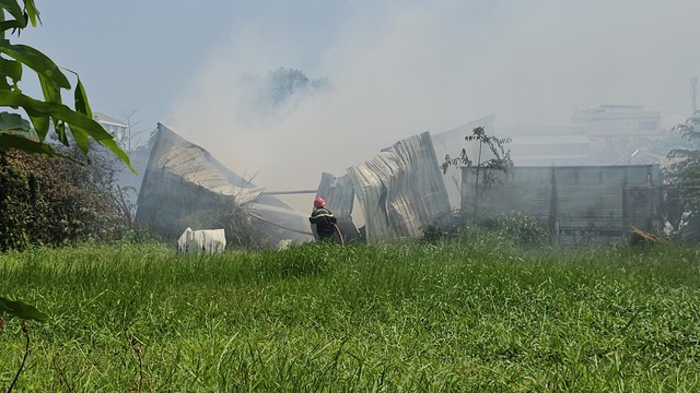 Cảnh sát tiếp cận đám cháy ở đường Khuất Văn Bức, xã Tân Kiên. huyện Bình Chánh
