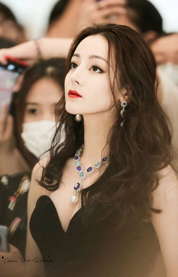 Mỗi ngày, Địch Lệ Nhiệt Ba đều chú trọng bổ sung cho cơ thể đủ nước. (Ảnh: Internet)