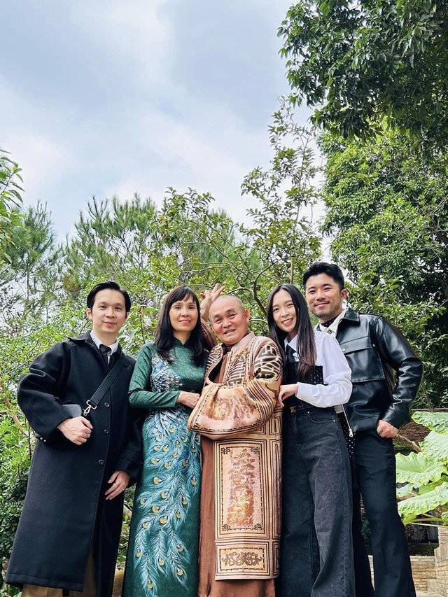 Danh hài Xuân Hinh hạnh phúc bên vợ, con trai, con gái và con rể