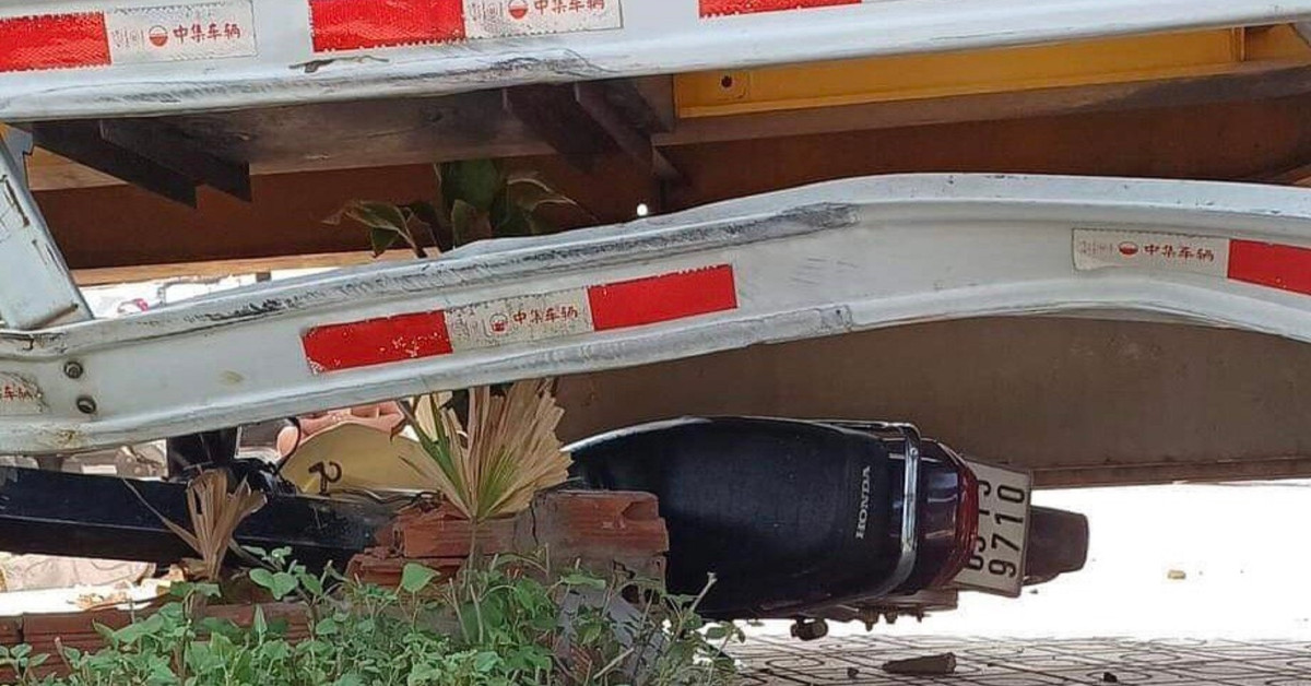 Xe máy bị xe container đè bẹp dưới gầm, hư hỏng nặng. Ảnh: H.T