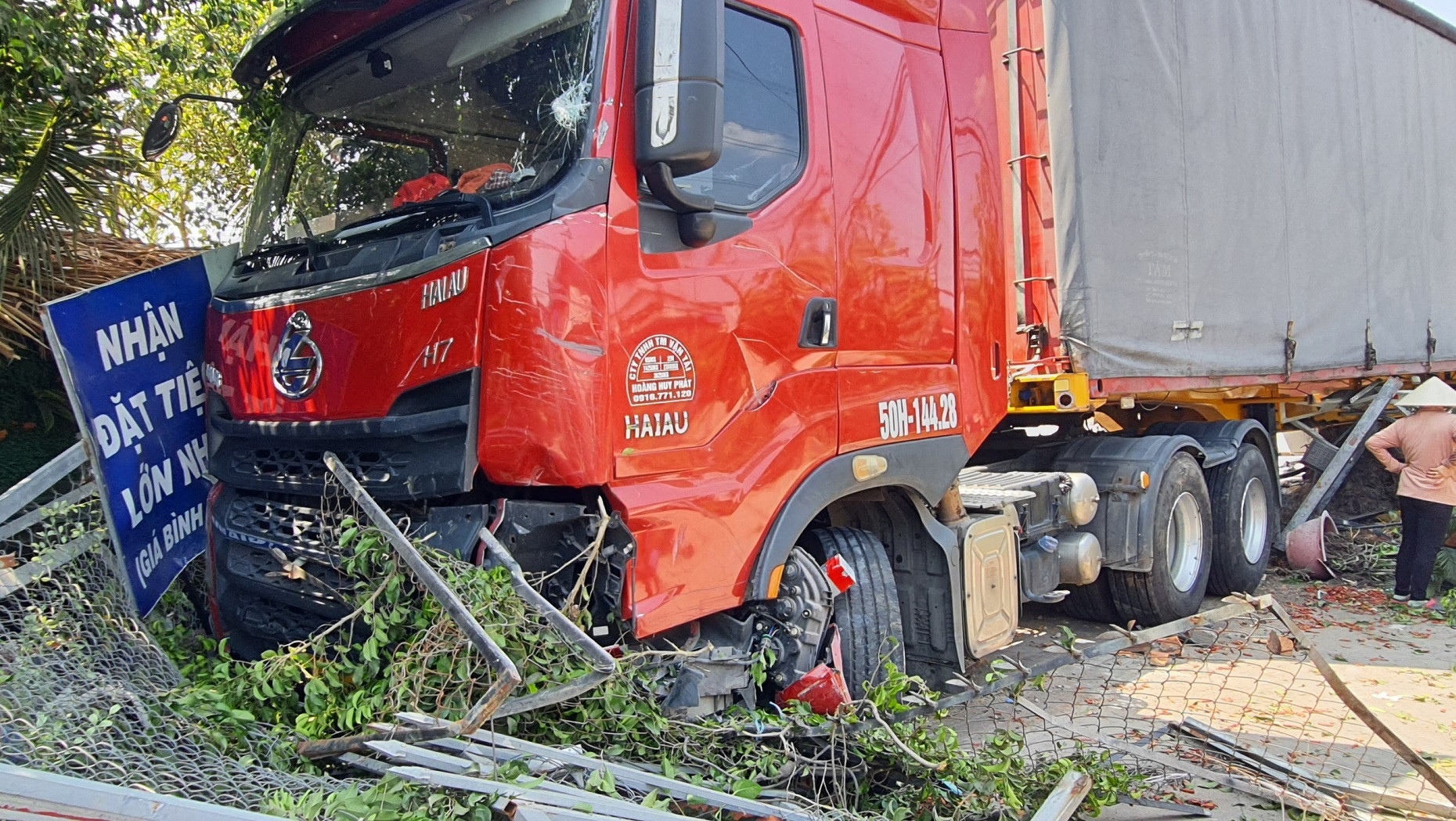 Hiện trường vụ tai nạn. Ảnh: H.T.