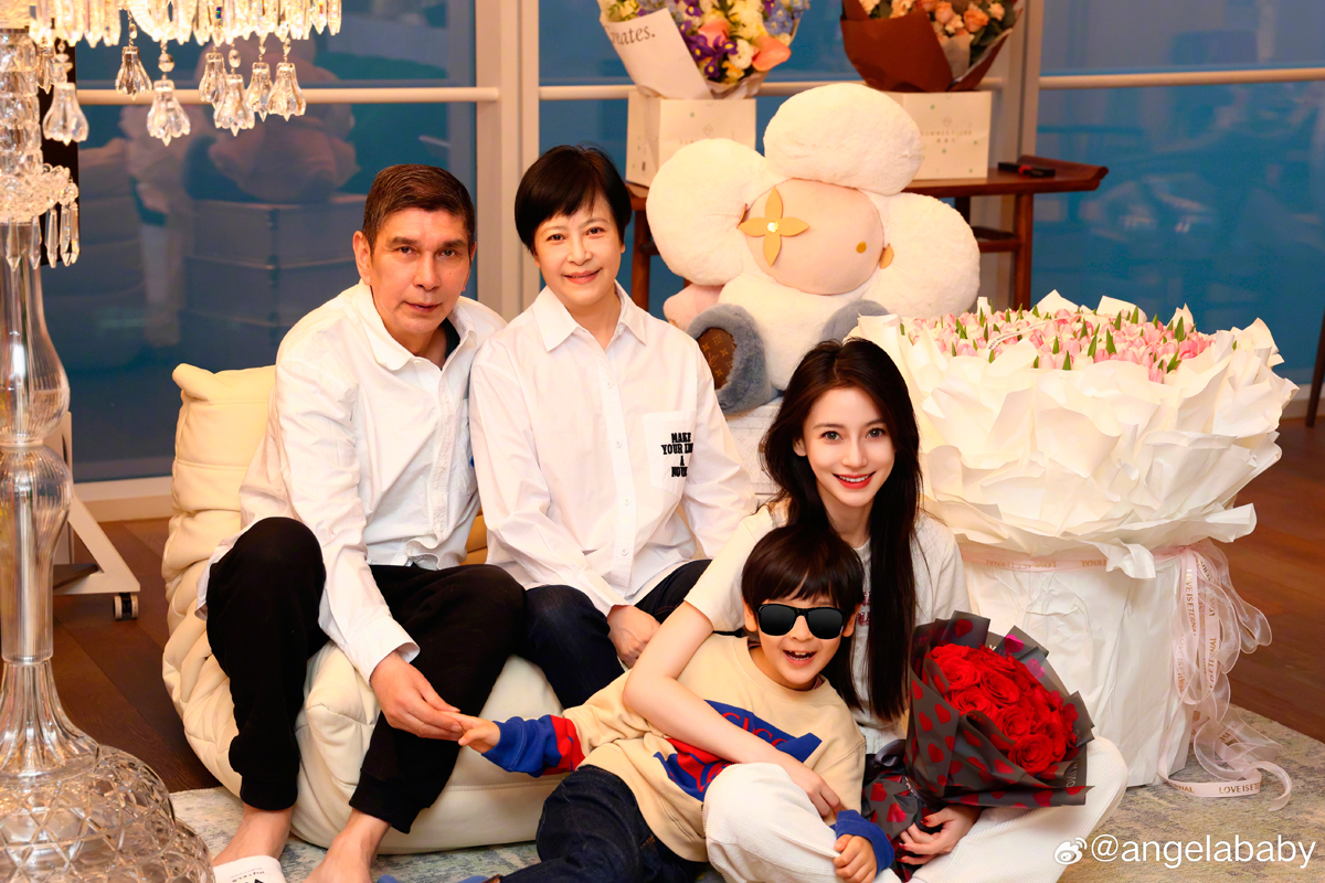 Hình ảnh Angelababy bên con trai cùng ông bà ngoại