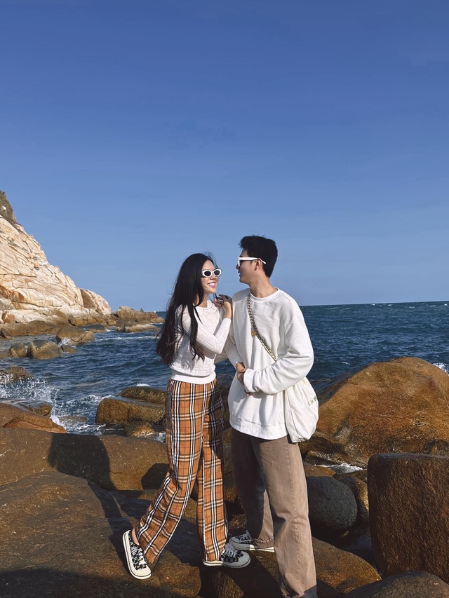 Bạn trai Ngọc Trinh tên đầy đủ là Nguyễn Hoàng Thiên Tây. Anh theo học tại Trường Đại học Sân khấu Điện ảnh TP.HCM và hiện là diễn viên