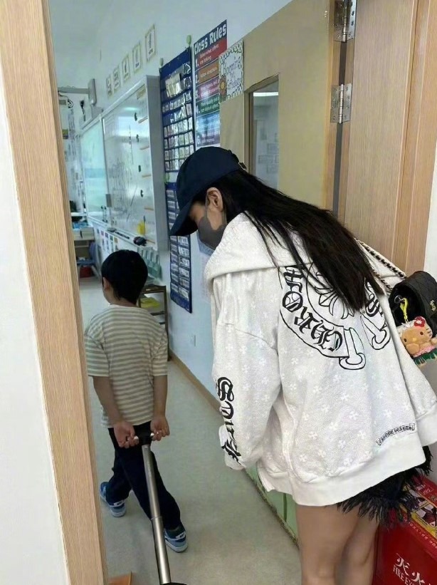 Angelababy đưa con trai tới lớp học