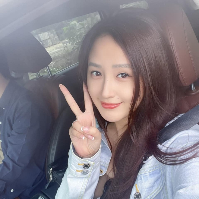 Mai Phương Thúy từng check-in trên xe hơi cùng đàn ông giấu mặt. Cô còn đính kèm dòng trạng thái ngọt ngào cho bức ảnh này, khiến cư dân mạng nghi vấn người trong ảnh là bạn trai của nàng hậu