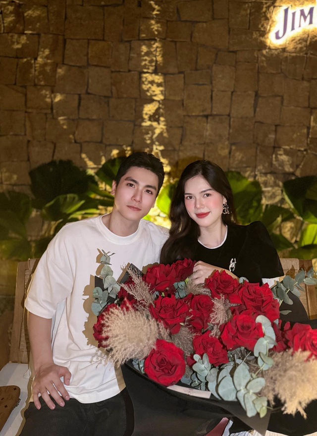 Thời gian qua, cặp đôi thường xuyên chia sẻ khoảnh khắc hạnh phúc trên mạng xã hội