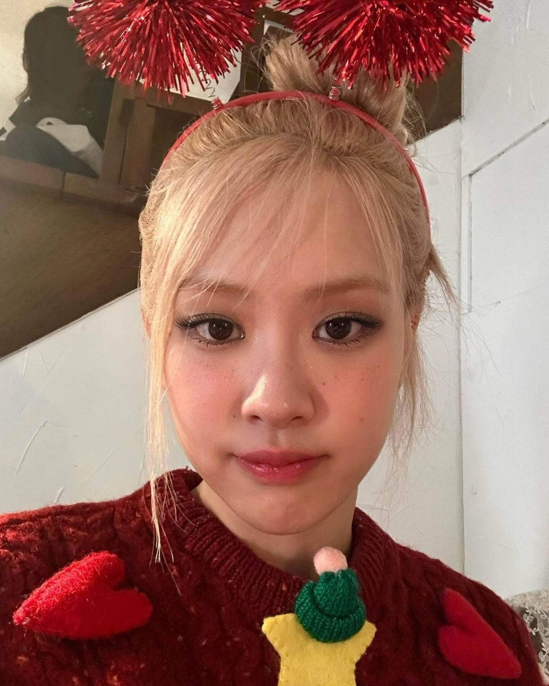 Rosé nhiều lần xuất hiện với đôi mắt to tròn, 2 mí rõ rệt