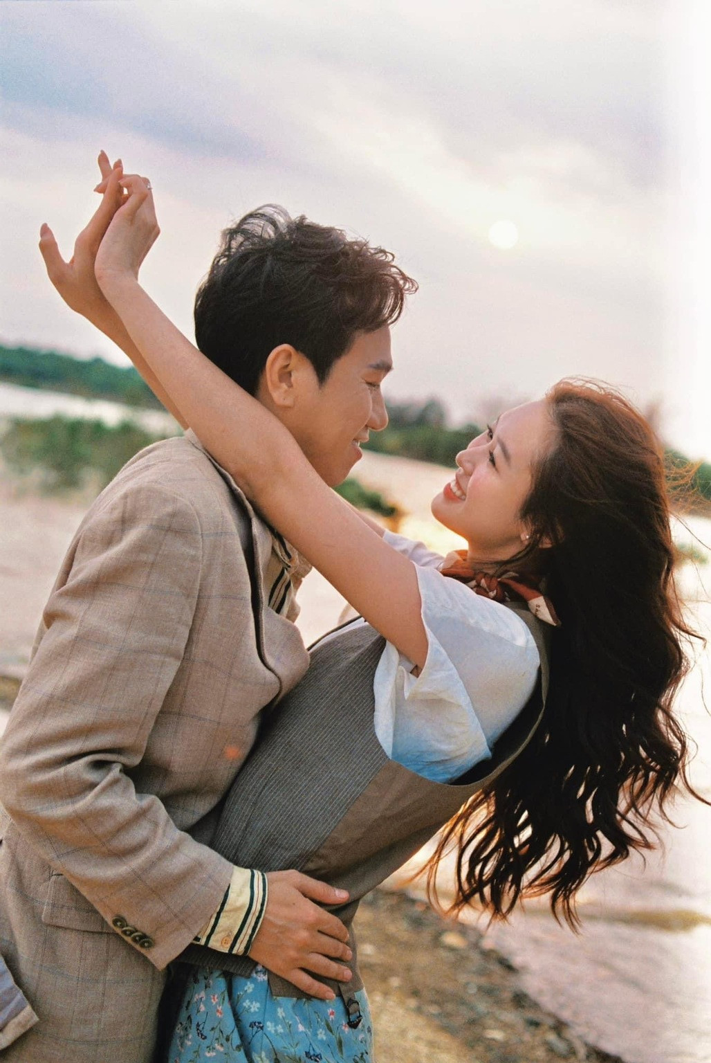 Anh Đức và Quỳnh Anh thường cùng nhóm bạn thân gồm: Trấn Thành, Hari Won, Uyển Ân, Ali Hoàng Dương đi chơi, du lịch. Tuy nhiên, cả hai thường đứng xa nhau và chưa từng lên tiếng về chuyện tình cảm.